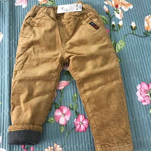 quần nhung tăm bé trai bên trong lót cottong nỉ,hàng nóng hỏng tay,không thể đẹp hơn nữa.mẹ nào chưa mua thì mua ngay ạ