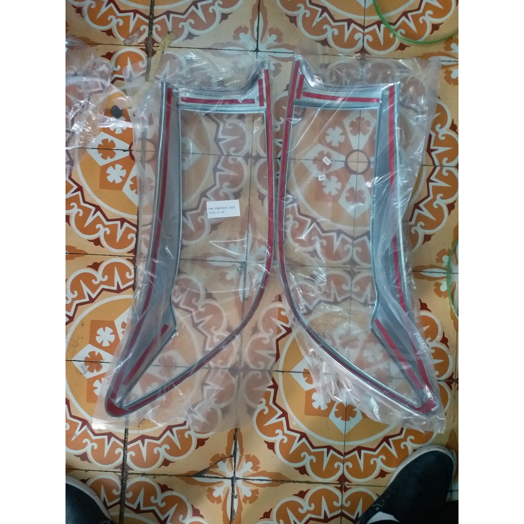 Bộ ốp viền đèn Pha mạ crom xe Toyota Fortuner 2009-2011 Bản Liên Doanh