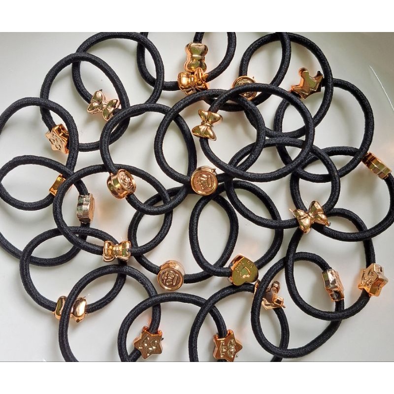 Cột tóc gắn charm xinh xắn