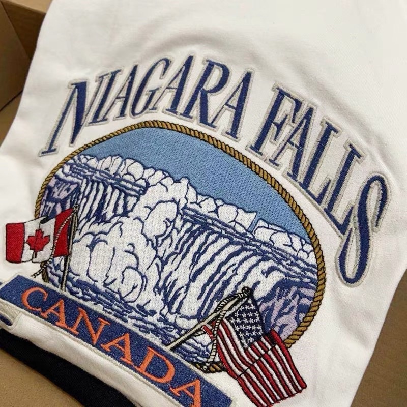 Áo phông in hình thác Niagara Falls Top Brandy Melville
