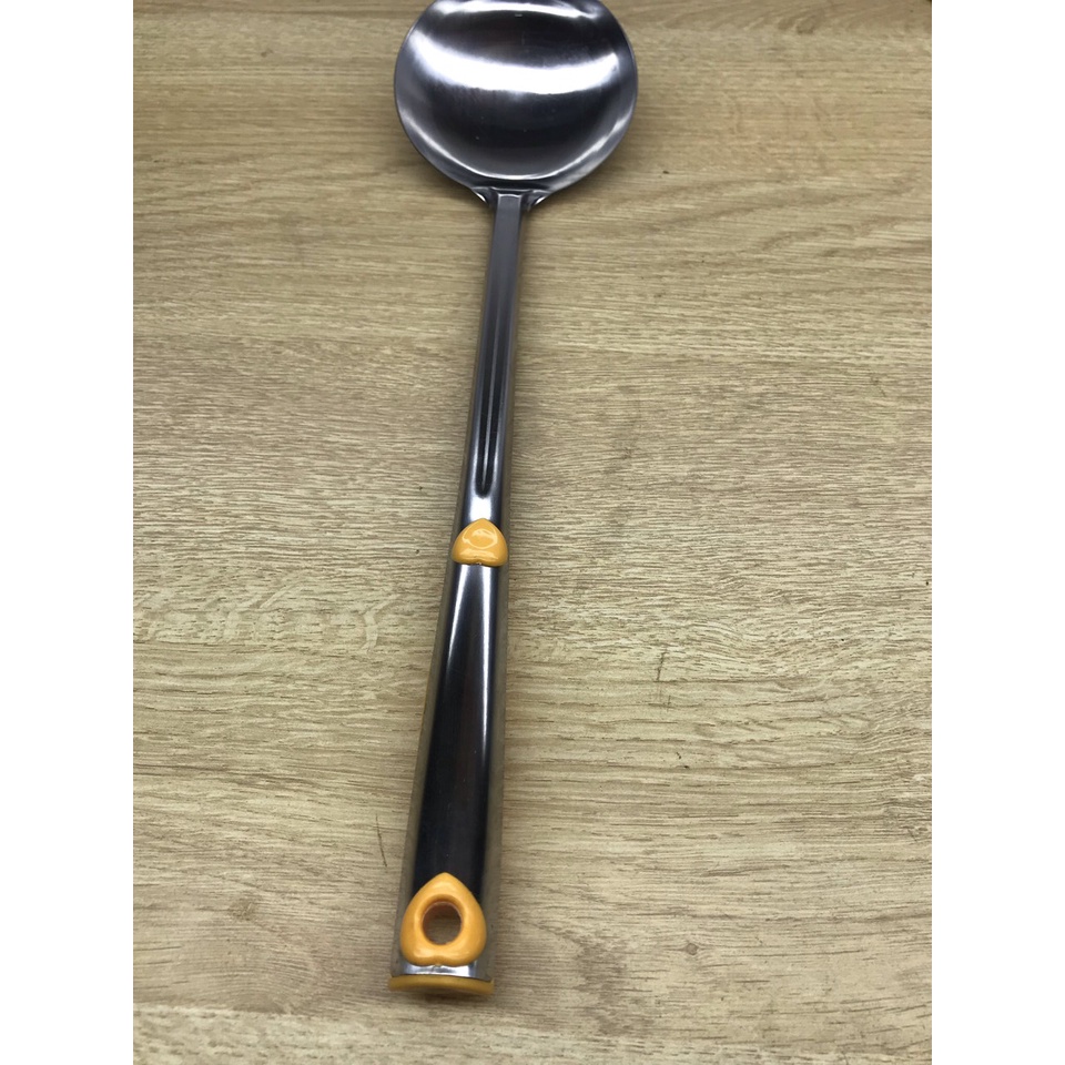 vá múc canh inox cán màu vàng dài sâu lòng 9 ( 1 cây )