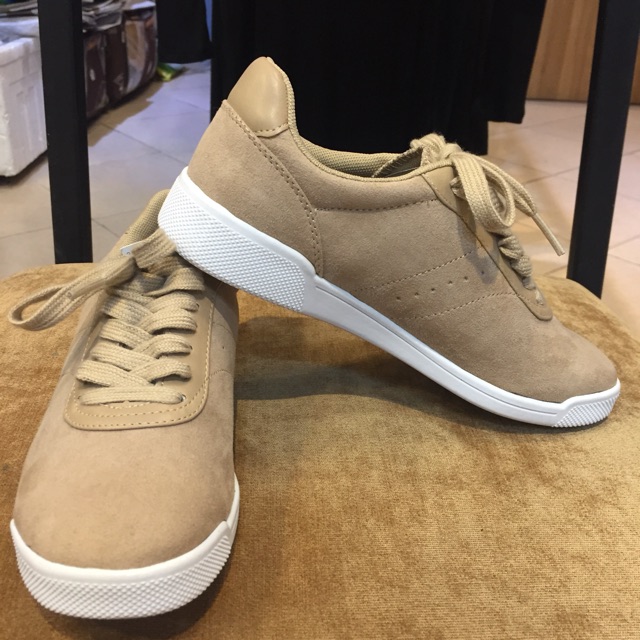 Giày sneaker màu be da lộn HM