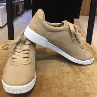 Giày sneaker màu be da lộn HM