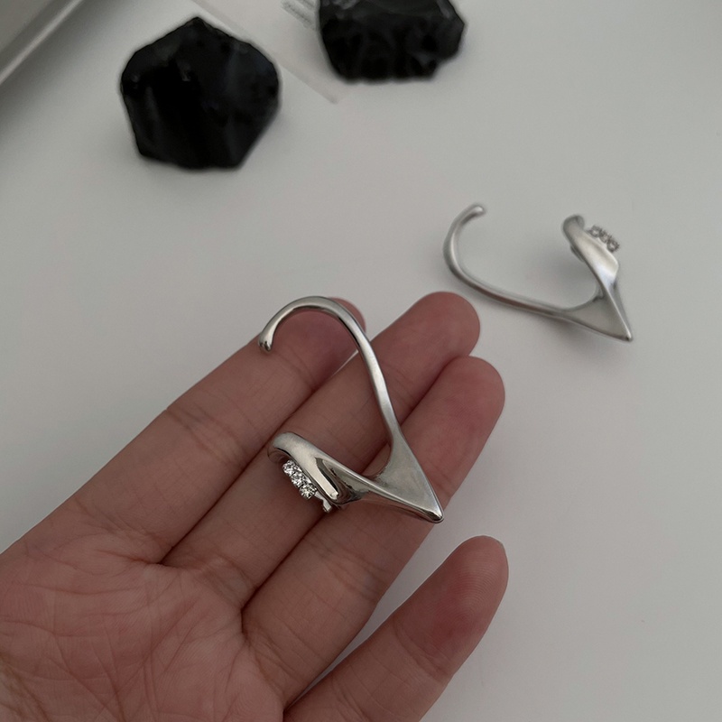 Khuyên kẹp tai họa tiết xương thời trang cho nữ