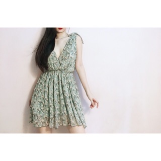 Đầm voan hoa xoè xẻ ngực