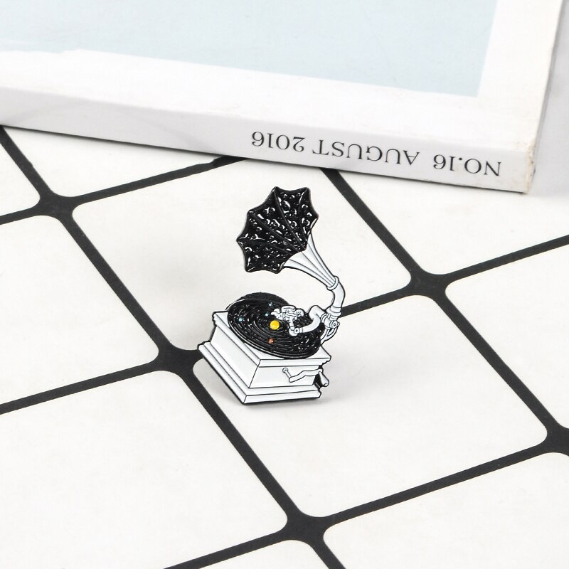 Ghim cài áo QIHE JEWELRY hình máy hát đĩa than màu đen họa tiết vũ trụ đầy sao độc đáo tráng men thời trang