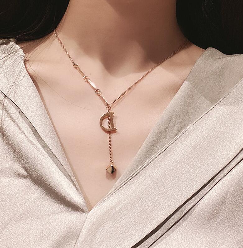 Dây chuyền bằng thép titan mạ vàng có mặt dây dài hình chữ cho nữ