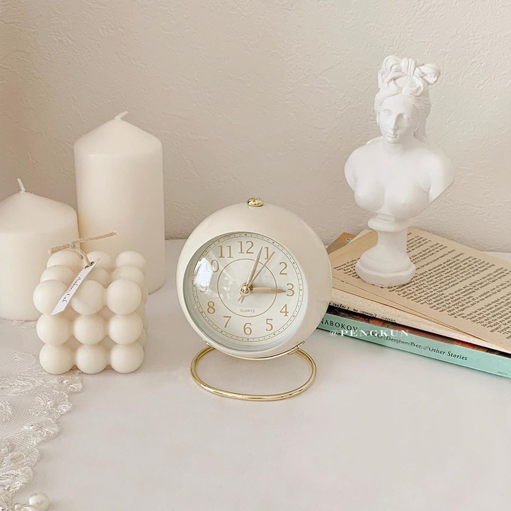 Đồng hồ báo thức dạng tròn nhỏ để bàn phong cách Bắc Âu retro đơn giản có đèn dạ quang hợp kim dành cho học sinh
