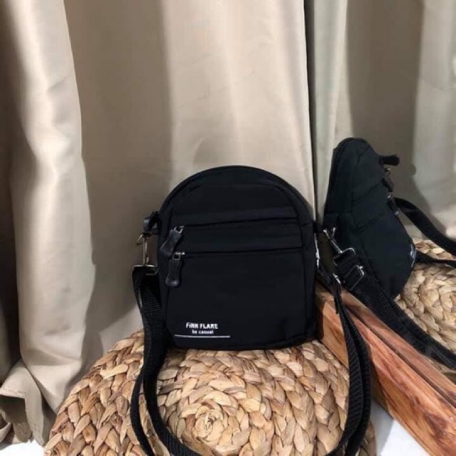 BASIC BAG TRẮNG ĐEN ĐEO CHÉO| NAM NỮ ĐỀU MANG ĐƯỢC| ( ẢNH THẬT/ KÈM HUY HIỆU SALE 70K