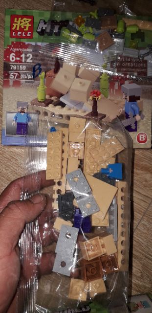 Lắp ráp 1 hộp LegoMineCraft MyWord 79159 có nhiều chi tiết bằng nhựa ABS
