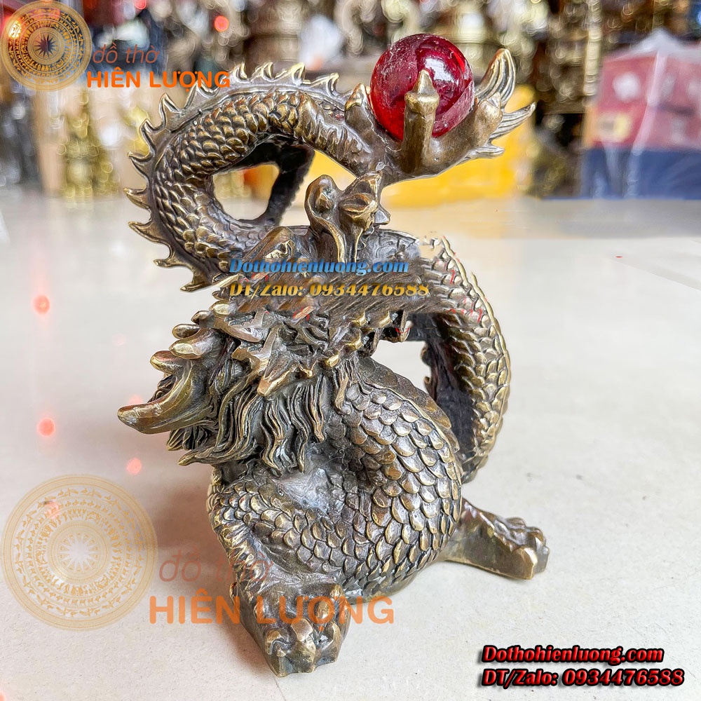 Tượng Rồng Cuộn Cầm Ngọc Đỏ Màu Nâu Giả Cổ Bằng Đồng Nguyên Chất Kích Thước 12x9x14cm, Nặng 0,8kg Đẹp Phong Thủy