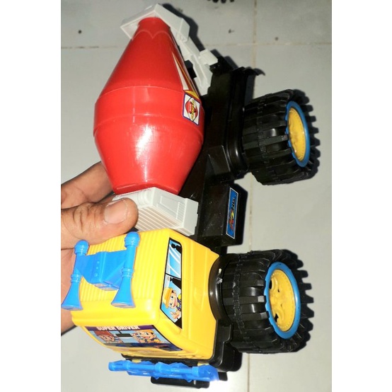 Một chiếc xe mô hình công trình bằng nhựa dài 20x14x12 cm