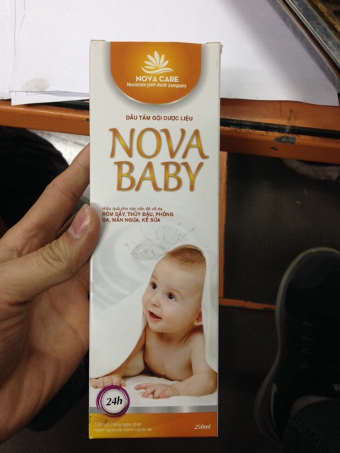 Dầu tắm gội cho bé Nova Baby ( phòng ngừa rôm sẩy, thủy đậu )