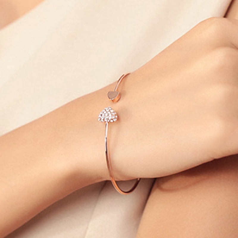 Vòng tay dáng hở mặt hình trái tim đính kim cương nhân tạo thời trang cho nữ | BigBuy360 - bigbuy360.vn