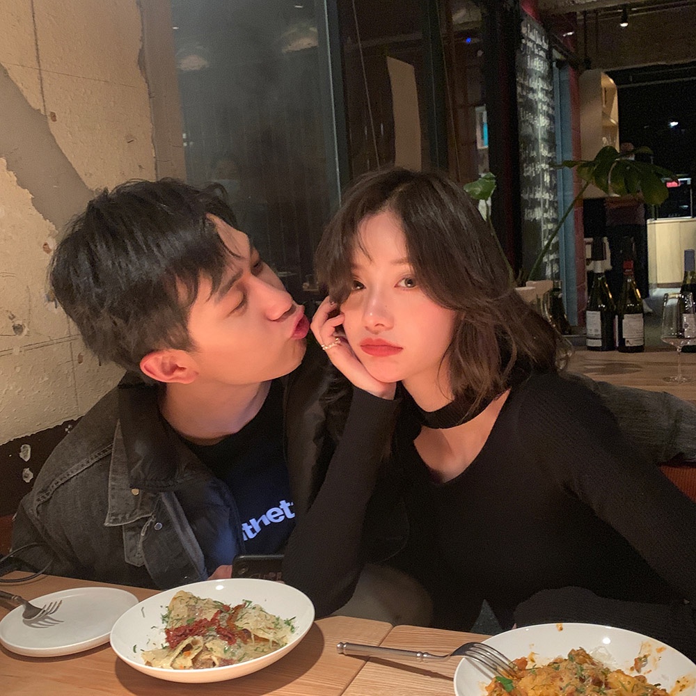 Áo Dệt Kim Tay Dài Khoét Lỗ Màu Đen