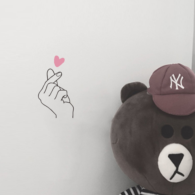 Hình dán tường họa tiết hình trái tim dùng trong trang trí phòng khách