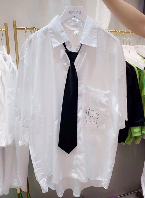 Áo sơ mi trắng kèm cà vạt