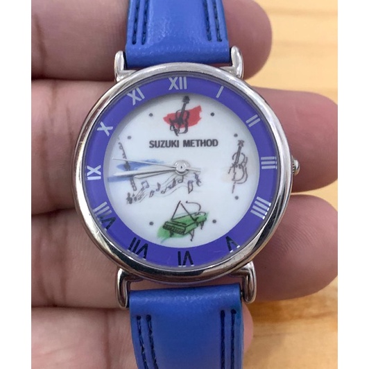 Đồng hồ nữ hàng Secondhand.Máy Japan 100%.Chính hãng Suzuki. Mặt đẹp size 30.Dây da màu xanh mới 95%.Hàng Tốt: đeo đầm t