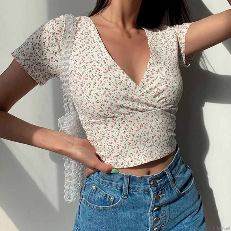 Áo croptop tay ngắn cổ chữ V in hoa xinh xắn cho nữ | BigBuy360 - bigbuy360.vn