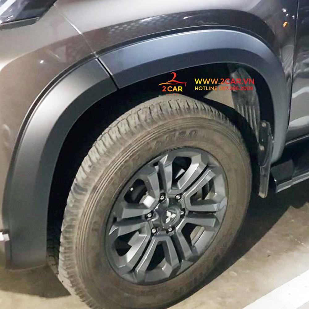 Cua Lốp Mitsubishi Triton 2019-2020 loại đen trơn