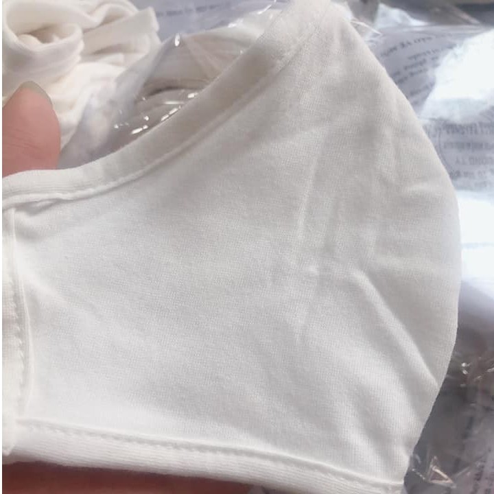 Khẩu trang cotton 2 lớp kháng khuẩn có dây đeo tách rời nên phù hợp với mọi khuôn mặt bố mẹ và bé-giadungsieure