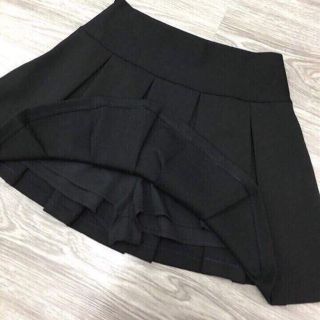 Chân váy đen xếp ly