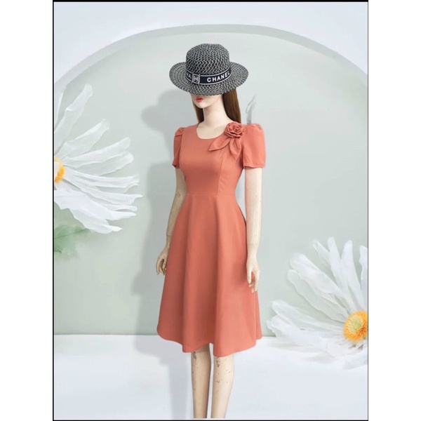 ĐẦM XOÈ CÓ HOA TRÊN NGỰC SIZE