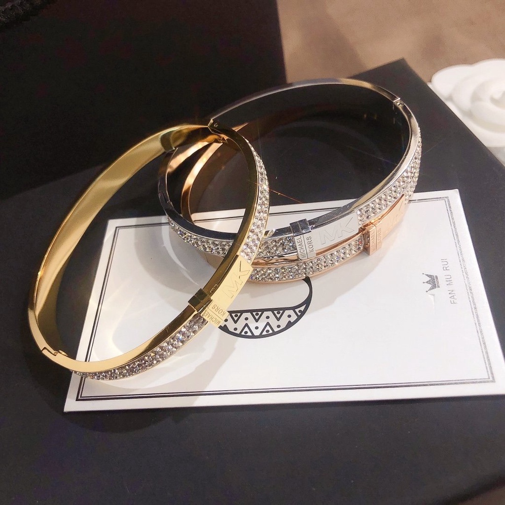 Vòng Tay Thép Titan Mặt Khắc Chữ Michael Kors