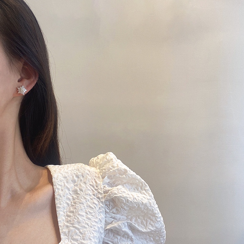 Đôi Bông Tai Hình Hoa Tuyết Đính Đá Thời Trang Cho Nữ