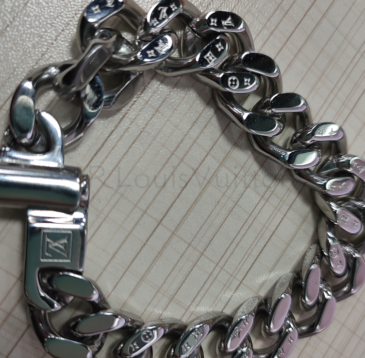 Vòng tay bạc chạm khắc chữ Monogram