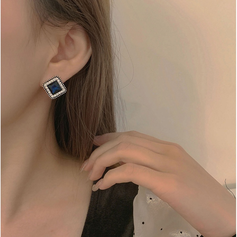 Khuyên tai đính đá xanh dương thời trang