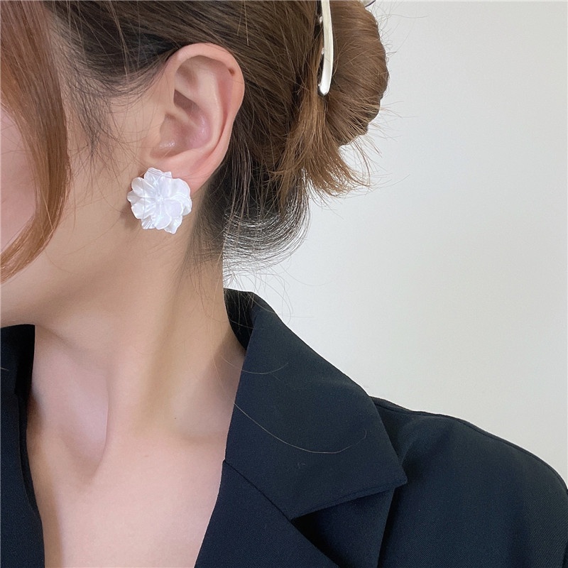 Khuyên Tai Hình Hoa Trắng Phong Cách Hàn Quốc Ngọt Ngào Mới Cho Nữ