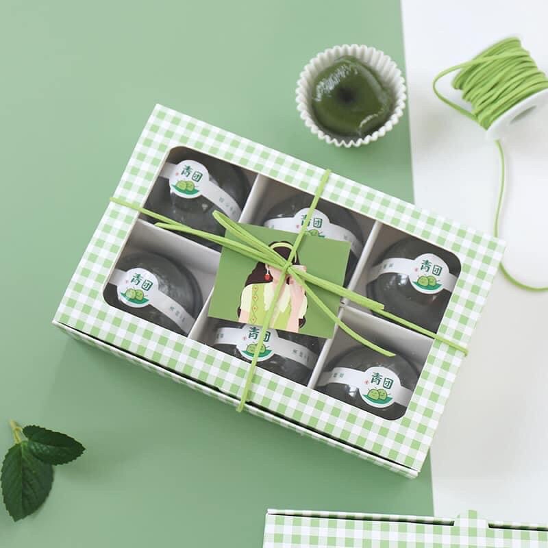 Hộp vách ngăn 6 ô màu xanh caro đựng bánh 50-80gr