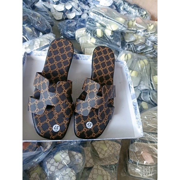 dép HM in chữ G đầu tròn xịn xò. bao bền đẹp. nắng mưa đều mang được. cam kết như hình ( hình tự chụp )