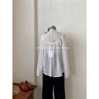 Áo cổ vuông viền ren