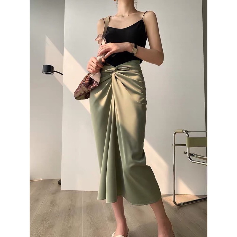 Chân váy lụa xoắn eo dáng bút chì xẻ tà giữa | BigBuy360 - bigbuy360.vn