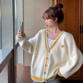 (Co san) Cardigan trắng viền vàng logo gấu xinh / Áo khoác len cardigan