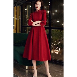 Váy nhung đỏ thiết kế quý phải có đính cường ở cổ