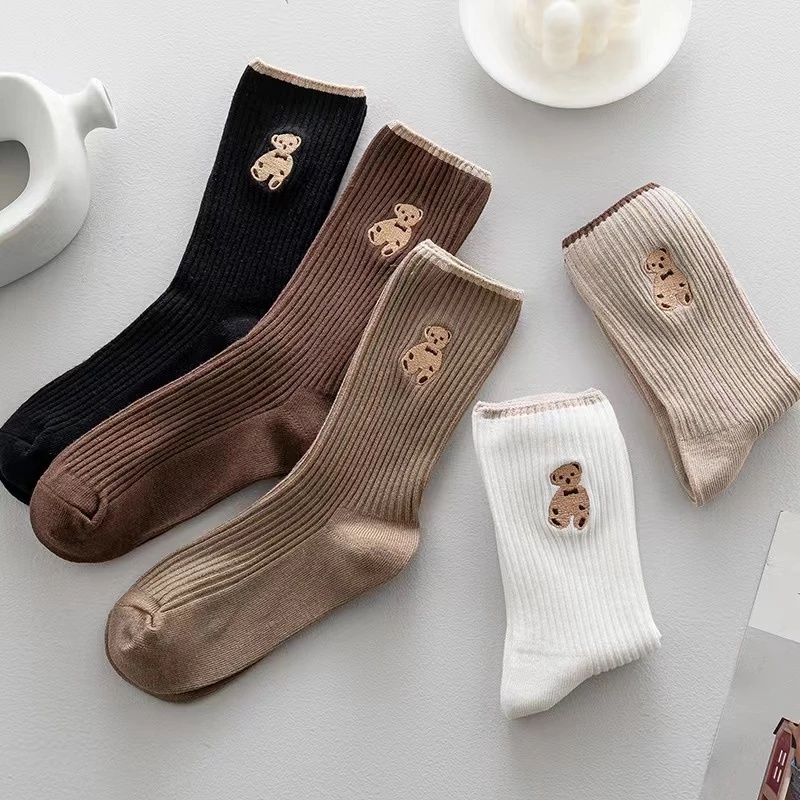 1 Đôi Tất Ống Dài Trung Bình Mềm Mại Thoáng Khí Thêu Hình Gấu Hoạt Hình Màu Sắc Đơn Giản Thời Trang Phong Cách Hàn Quốc