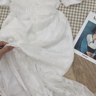 ĐẦM TRẮNG CỔ V  REN NỔI