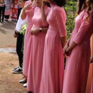 Bộ áo dài hồng bưng quả