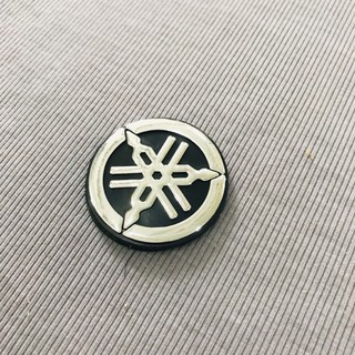 Logo Yamaha nhỏ mạ crom dán mặt nạ xe