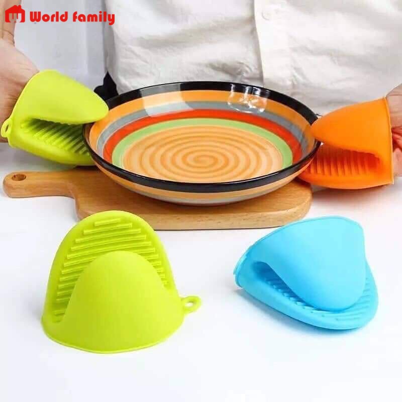 Đôi bao tay silicone cách nhiệt hỗ trợ các mẹ nhấc nồi tránh bỏng