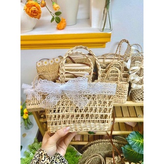 Túi cói đan lưới chéo kèm nơ ren trắng chụp ảnh