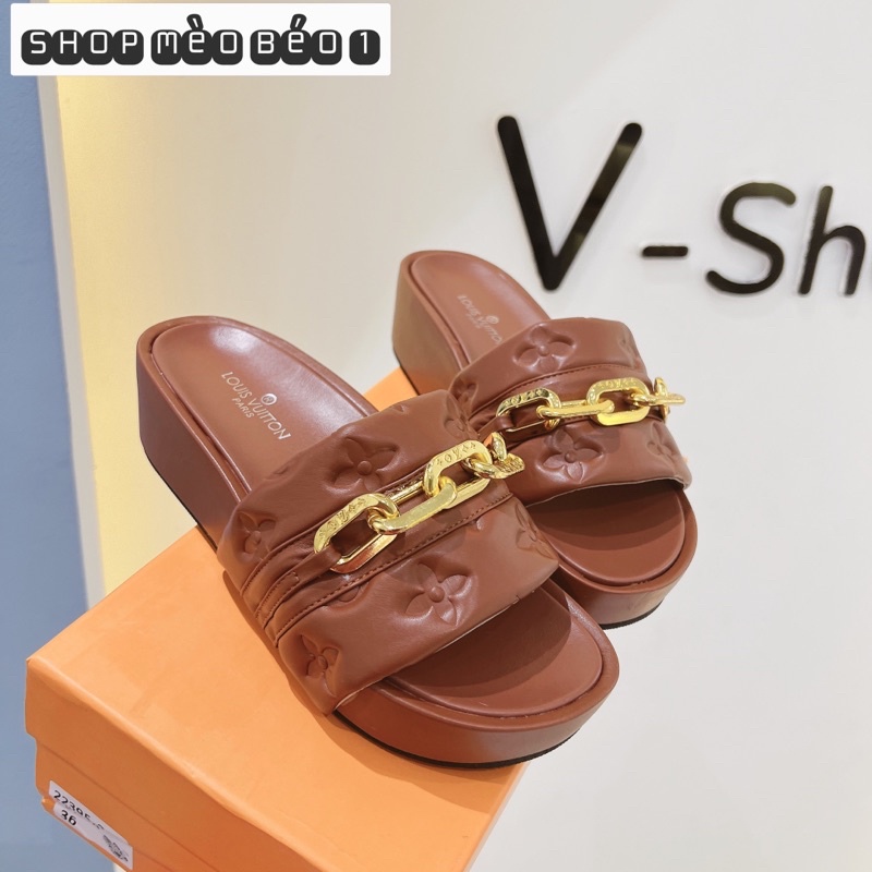 Dép lv hoạ tiết chìm quai xích ngang đế cao fullbox