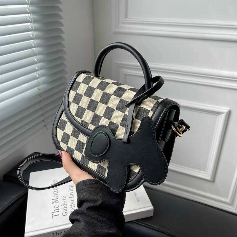 Túi  xách đeo chéo kẻ caro hot trend