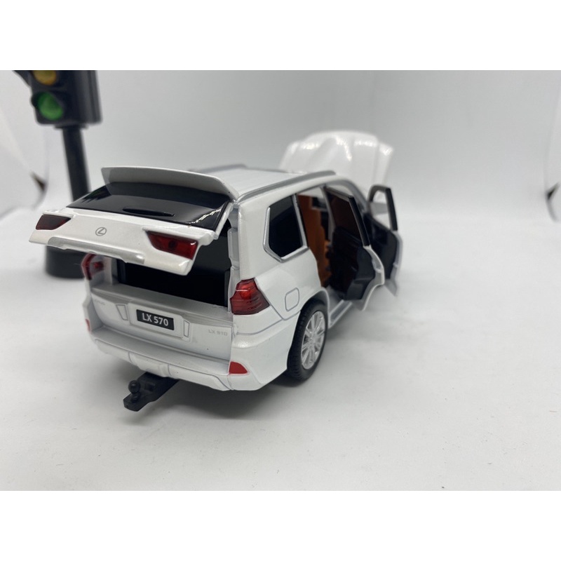 Mô hình xe Lexus Lx570 SUV tỉ lệ 1:32 hãng JACKIEKIM màu trắng