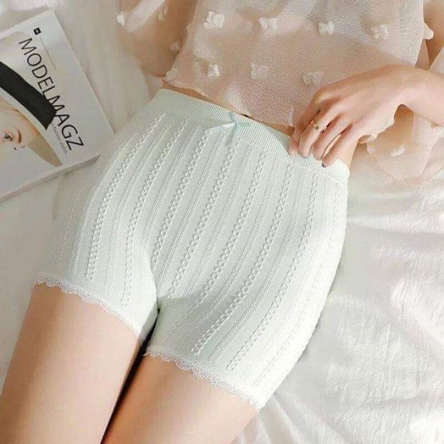 Quần mặc trong váy