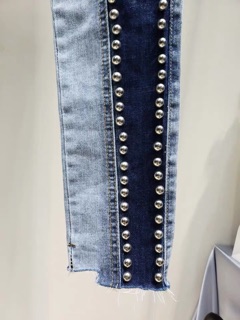 Quần jeans dài đinh tán tròn