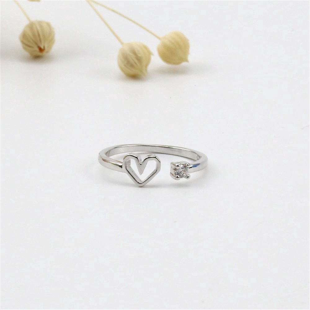 Nhẫn nữ hình trái tim thiết kế tinh tế và ấn tượng